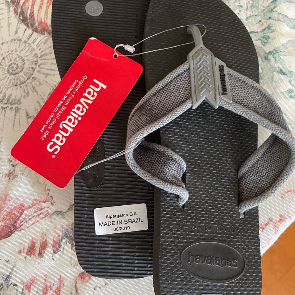 Havaiana grey and black flip flops New with tags.